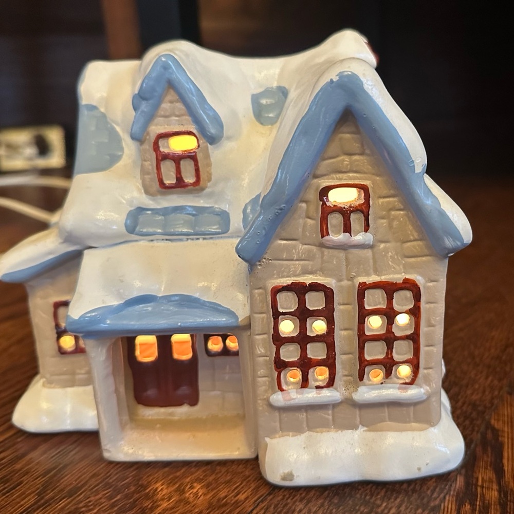 House of Lloyd Christmas Around the World Porcelain Cottage